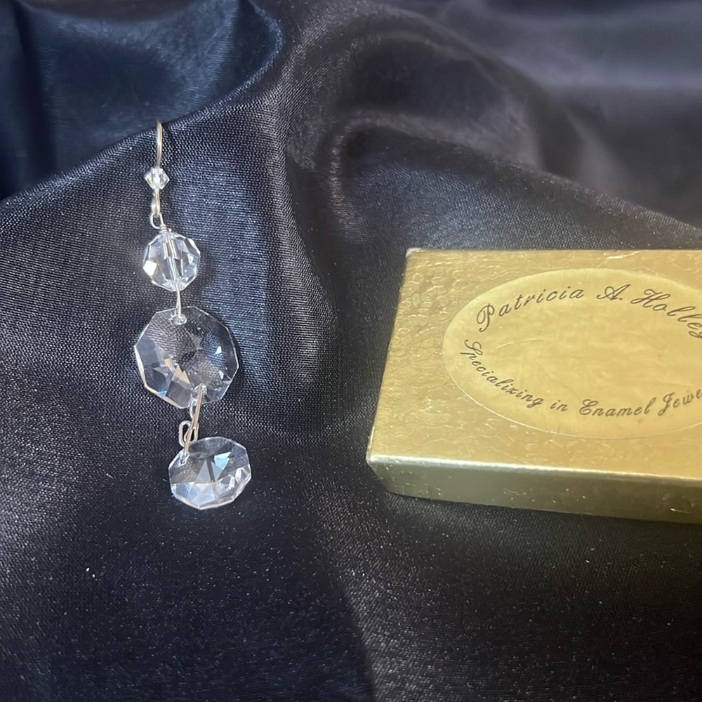 Beautiful One sided 3 stone enamel earring.